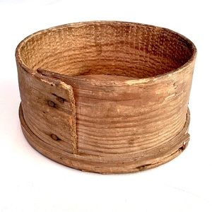 Primitive antique Shaker style box, great for farmhouse decor. 3”x6”. No lid.